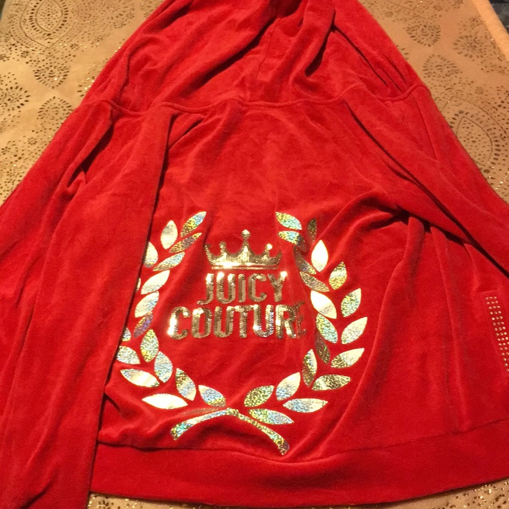 Red jacket draws all over very sparkly